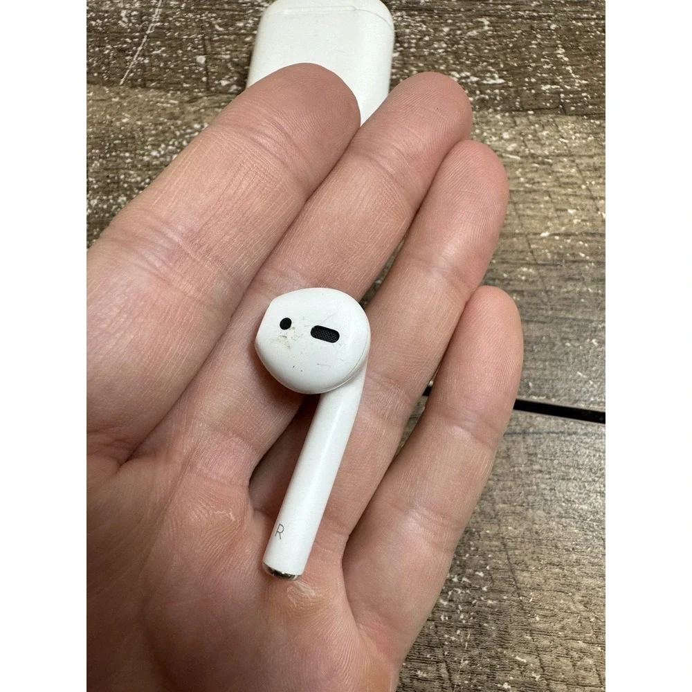 Apple AirPods 2nd Gen Bluetooth Headphones with Charging‎ Case White